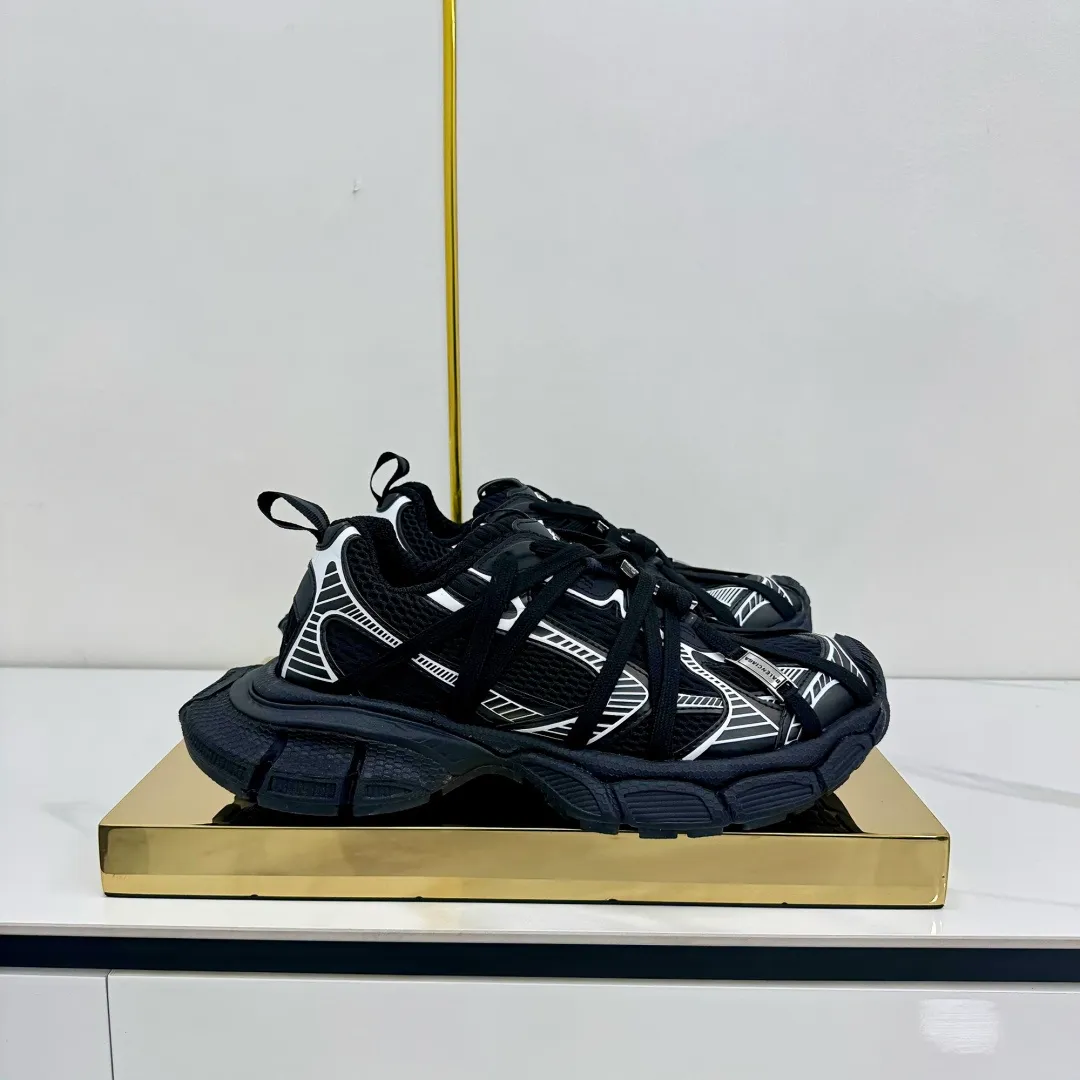 👟👟Ex-factory price 820👟👟 Balenciaga Balenciaga's latest popular 9th generation 3XL Sneaker Spider-Man series, couple's dad shoes, original purchase, development and production. Balenciaga 3XL Sneaker's overall shoe shape draws on the creative ideas of Balenciaga Track and Balenciaga Runner. It is equivalent to removing the outer frame of the Track shoe body while inheriting the streamlined shape and shape of the Runner. Track flat toe, new color matching, the entire shoe body is integrated into the spider binding shoelace design decoration, the exaggerated shape is more prominent. Fabric: original customized imported technical fabric + mesh inner lining: original customized breathable mesh lining. Outsole: original molded 5-layer ultra-light MD combination rubber sole. Bottom thickness: 5CM. Size: 35-45. Original packaging.